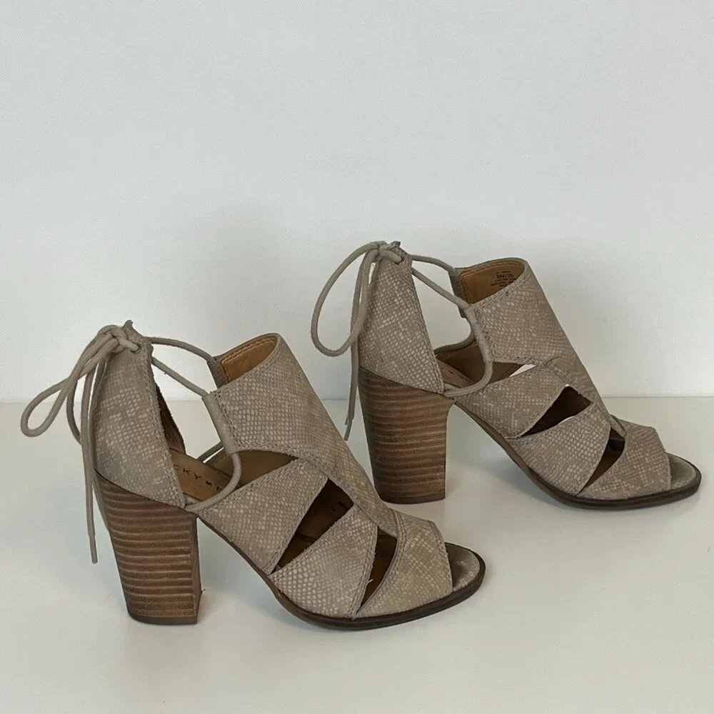 Lucky Brand Taupe Wedges Heels Shoes ((size 6M))